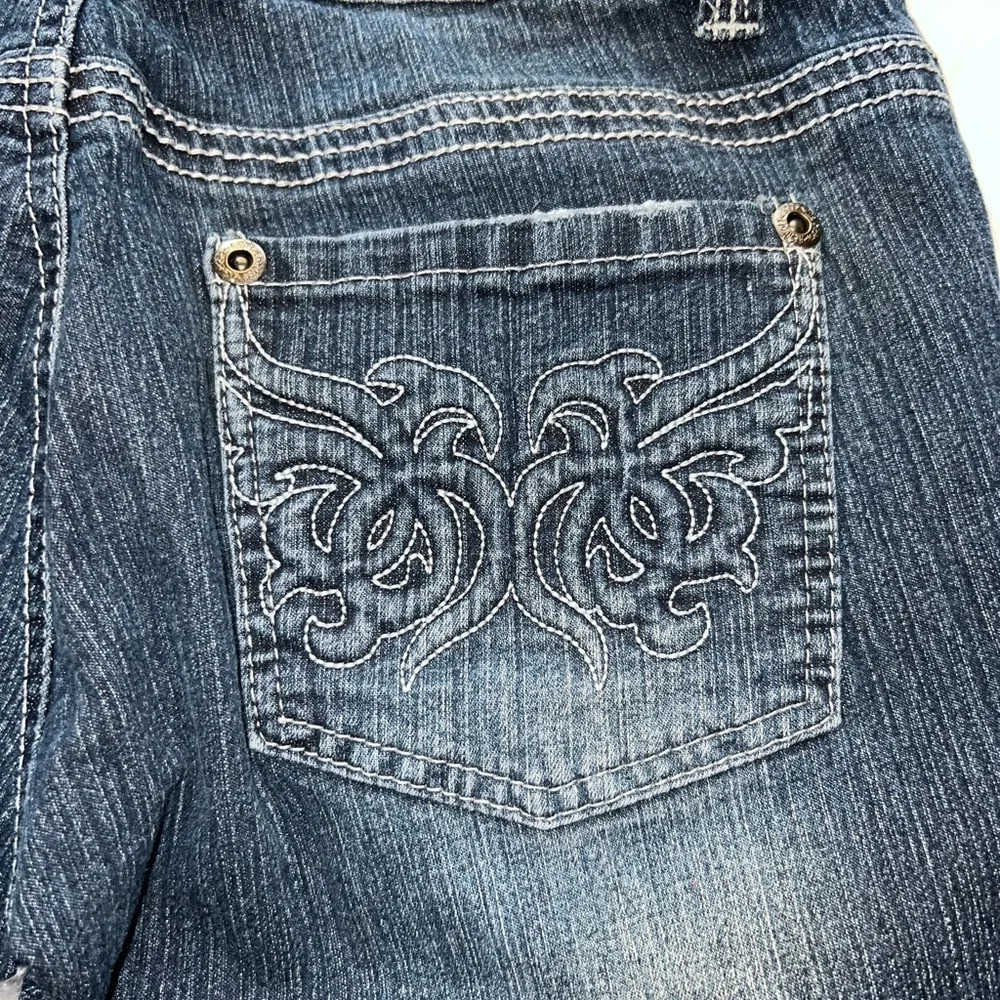 Revolt straight distressed denim. Woman’s size 7